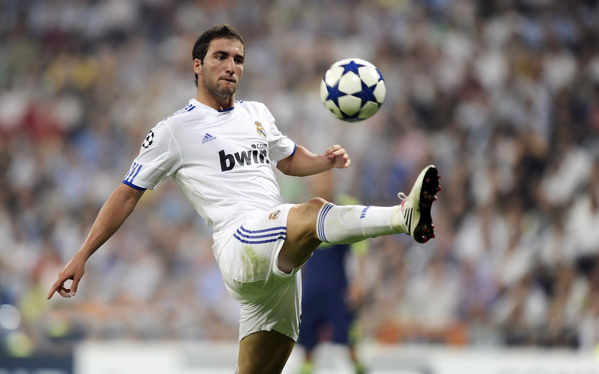 职业联赛加强球员体能监控确保竞技状态稳定，球员体能训练